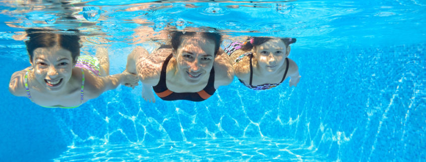 Children under water in swimming pool