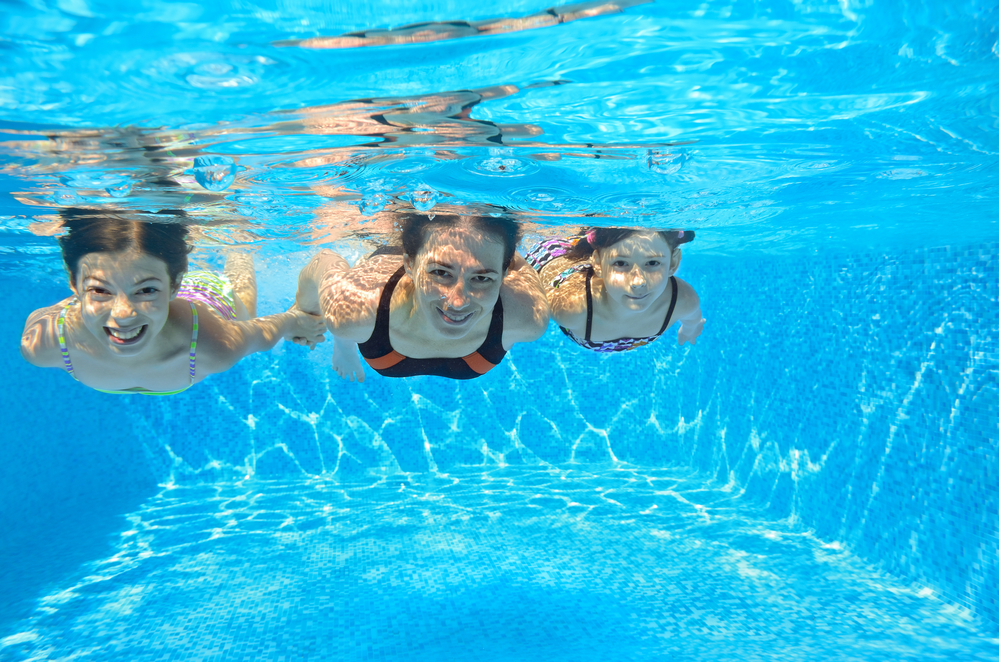 Children under water in swimming pool